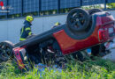 Oö: Pkw nach Kollision mit Gartenmauer am Dach → Feuerwehr befreit Lenkerin aus Fahrzeug