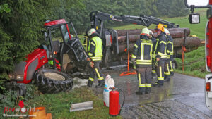 O: Traktor mit Holzrckewagen in Kirchham verunfallt ? ein Schwerverletzter