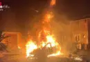 Nö: 110 Feuerwehrmitglieder verhinderten bei Autobrand neben Gebäude in Ardagger Schlimmeres