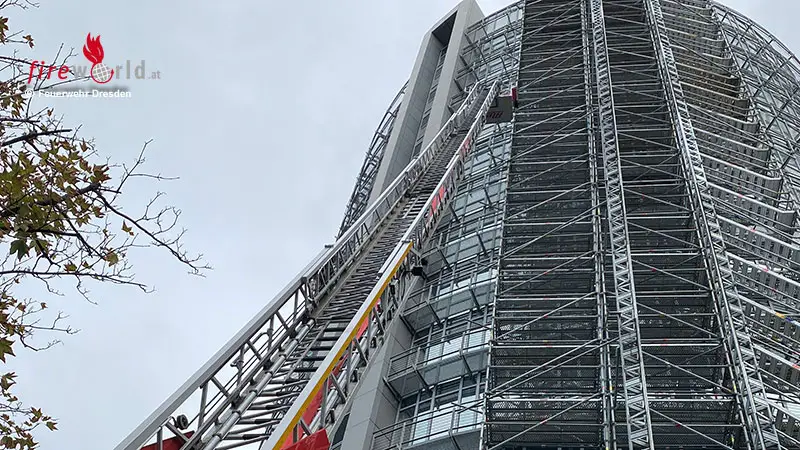 D-Brand-am-Dach-des-World-Trade-Centers-in-Dresden-mit-dem-Au-enfahrtstuhl-nach-oben