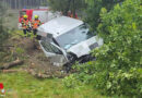 Stmk: Kleintransporter bei Leoben über Böschung gestürzt