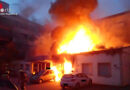 Bayern: In Vollbrand stehendes Nebengebäude in Regensburg