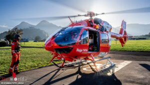 Symbolfoto_Rega1 Schweiz: Pkw gerät auf Gehweg und erfasst 9-Jährigen ? Bub stirbt im Krankenhaus