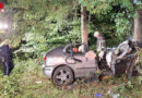 Bayern: Junge Männer (17, 19) prallen mit Seat gegen Baum, werden eingeklemmt und mittelschwer verletzt