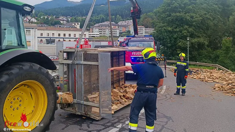 Stmk-Umgekippter-Traktoranh-nger-in-M-rzzuschlag
