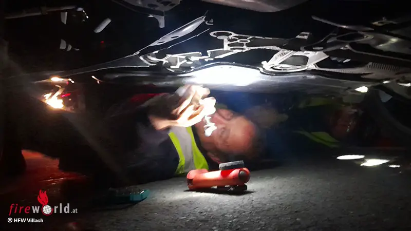 Ktn-Feuerwehr-Villach-rettet-Katze-aus-Motorraum