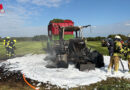 D: Hochwertiger Traktor bei Erntearbeiten auf Feld in Loxstedt in Brand geraten