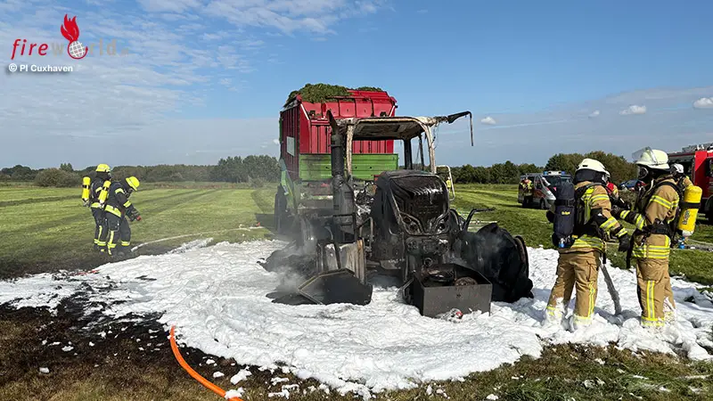 D-Hochwertiger-Traktor-bei-Erntearbeiten-auf-Feld-in-Loxstedt-in-Brand-geraten