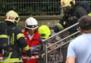 Oö: Fünf Verletzte und verparkte Feuerwehrzufahrt bei ausgedehntem Wohnungsbrand samt Explosion in einer Wohnanlage in Wels