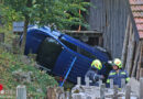 Oö: Frau in Eschenau unter davon gerolltem Auto eingeklemmt