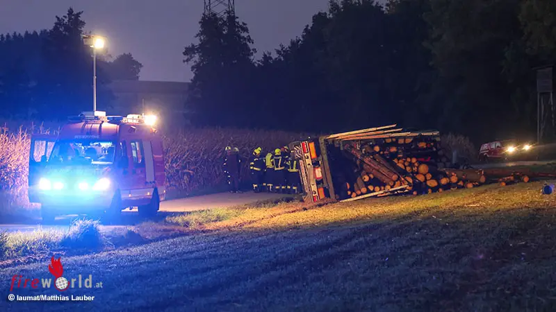 O-Leicht-verletzter-Lenker-bei-umgest-rztem-Holztransporter-in-Aurolzm-nster