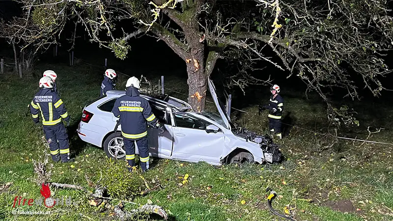 O-Pkw-prallt-nach-Mehrfach-berschlag-bei-Altenberg-gegen-Baum
