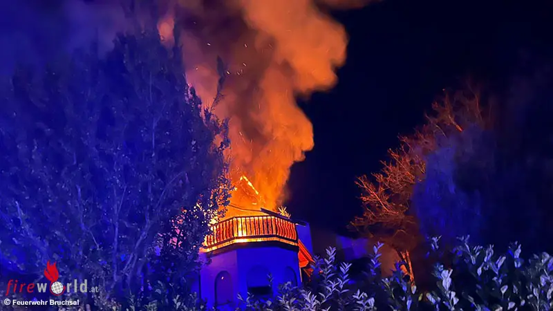 D-N-chtlicher-Balkonbrand-greift-auf-Dachstuhl-ber-eine-Person-in-Bruchsal-verletzt