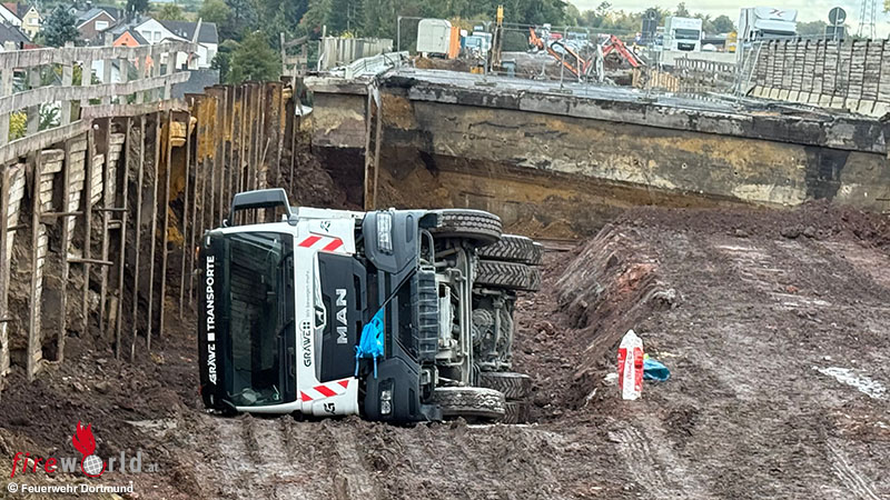 D-Lkw-kippt-auf-Baustelle-in-Dortmund-um-zwei-Verletzte