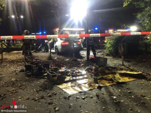 D: Nach Kollision mit Baum in Gelsenkirchen eingeklemmten Fahrer befreit