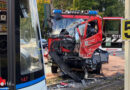 D: Hilfeleistungslöschfahrzeug kollidiert bei Einsatzfahrt mit Straßenbahn → mehrere Verletzte