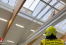 D: Regenwasser dringt durch beschädigte Dachluke in Sporthalle in Huntlosen