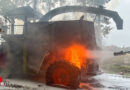 D: Maishäcksler fängt Feuer und brennt vollständig aus → Hubschrauberbesatzung versucht Brandbekämpfung