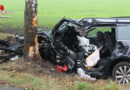 D: Lenker klemmt nach Pkw-Anprall an Baum auf Kreisstraße 119 im Auto