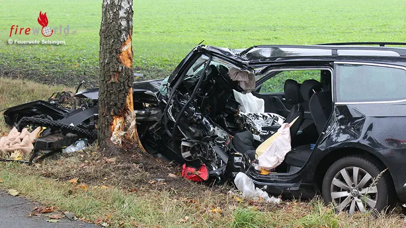 D-Lenker-klemmt-nach-Pkw-Anprall-an-Baum-auf-Kreisstra-e-119-im-Auto