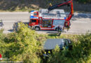 Oö: Bergung eines im Straßenseitengraben festhängenden Kleinbusses in Feldkirchen an der Donau