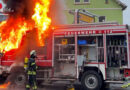 D: Ausgedehnter Brand eines Tanklöschfahrzeuges nach Kollision mit Pkw am Rückweg von Feuerwehrjugendübung