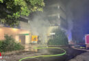 D: Brand zweier Pkw-Anhänger in Mülheim greift auf Lagerbereich über