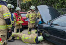 D: Feuerwehr Kleve befreit Katze aus Motorraum