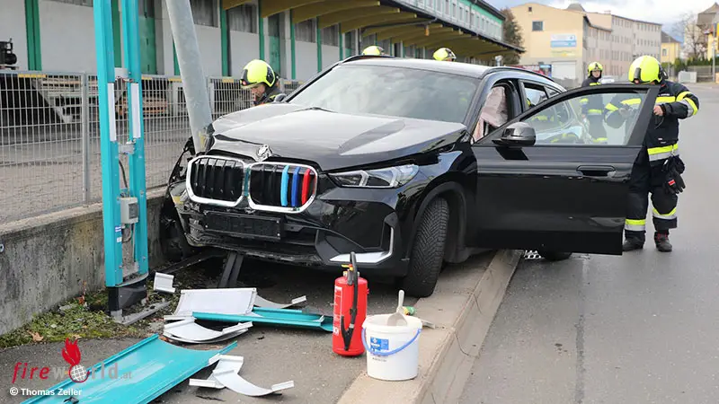 Stmk-Autokollision-mit-Bushaltestelle-und-Stra-enlaterne-in-Knittelfeld