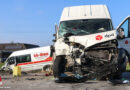Oö: Kreuzungsunfall zweier Kleintransporter in Weißkirchen an der Traun: zwei Verletzte