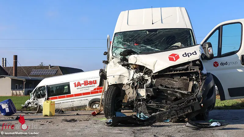 O-Kreuzungsunfall-zweier-Kleintransporter-in-Wei-kirchen-an-der-Traun-zwei-Verletzte