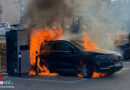Sbg: E-Auto an 150 kW Ladesäule in Oberndorf bei Salzburg in Flammen → Hochvolt-Container im Einsatz