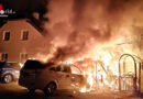 Nö: Brennende Gartenhütte in Pyhra setzt Fahrzeuge in Brand