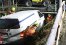 Oö: Transporter steckt nach Unfall in Micheldorf unter Hauszufahrt-Brücke fest