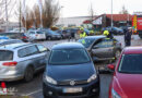 Oö: Sechs havarierte Autos → Lenker landet nach medizinischem Notfall auf Firmenparkplatz in Pasching