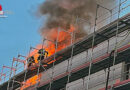 Bayern: Rauchsäule im Münchner Norden → Feuer am Flachdach
