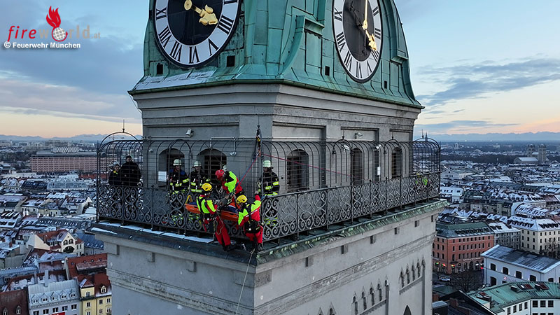 Bayern-Frau-von-Aussichtsplattform-des-Alten-Peter-in-M-nchen-abgeseilt