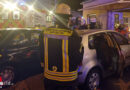 Bayern: Pkw steckt nach Unfall in Augsburg im Eingangsbereich eines Restaurants