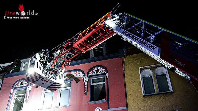 D-Feuer-in-Mehrfamilienhaus-in-Iserlohn-Bewohner-ber-Drehleiter-gerettet