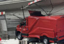 D: Transporter auf Lkw klemmt nach Unfall hoch oben auf Brücke in Dresden