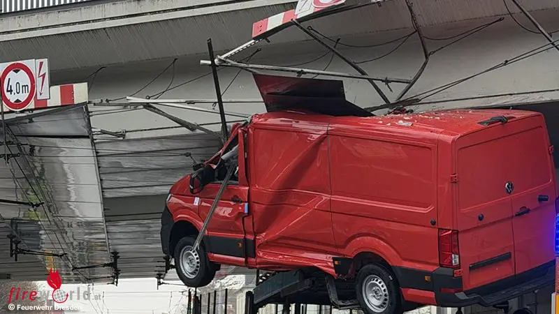 D-Transporter-auf-Lkw-klemmt-nach-Unfall-hoch-oben-auf-Br-cke-in-Dresden
