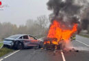 D: Unfall bei Kolonnenfahrten mit werksneuen E-Fahrzeugen am Friesendamm → ein Pkw in Flammen