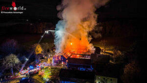 O: 18 Feuerwehren bei Vollbrand eines Wirtschaftstrakts in Geretsberg im Einsatz