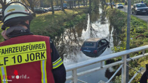 D: 81-jhrige Autofahrerin landet im Alten Land im Fleth ? Fahrerin mit Hilfe von Anwohnern gerettet