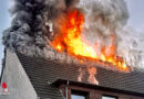 D: Offener Dachstuhlbrand an Wohngebäude in Neuss