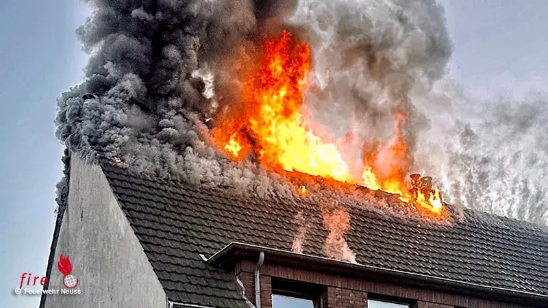 D-Offener-Dachstuhlbrand-an-Wohngeb-ude-in-Neuss