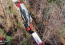 Oö: Aufwendige Bergung eines Sattelzuges auf Waldstraße in Rosenau am Hengstpass
