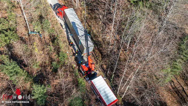 O-Aufwendige-Bergung-eines-Sattelzuges-auf-Waldstra-e-in-Rosenau-am-Hengstpass