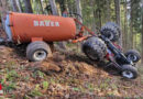 Stmk: Traktor mit Güllefass in Wald überschlagen → Sohn (7) in Langenwang eingeklemmt und ohne Bewusstsein