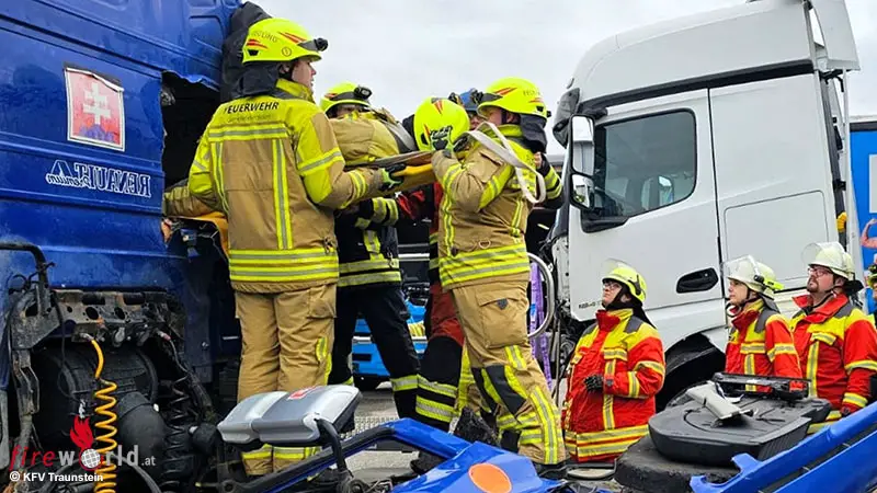 Bayern-34-Feuerwehrleute-trainieren-komplexe-Lkw-Rettungstechniken-Landkreislehrgang-an-ausrangierten-Fahrzeugen